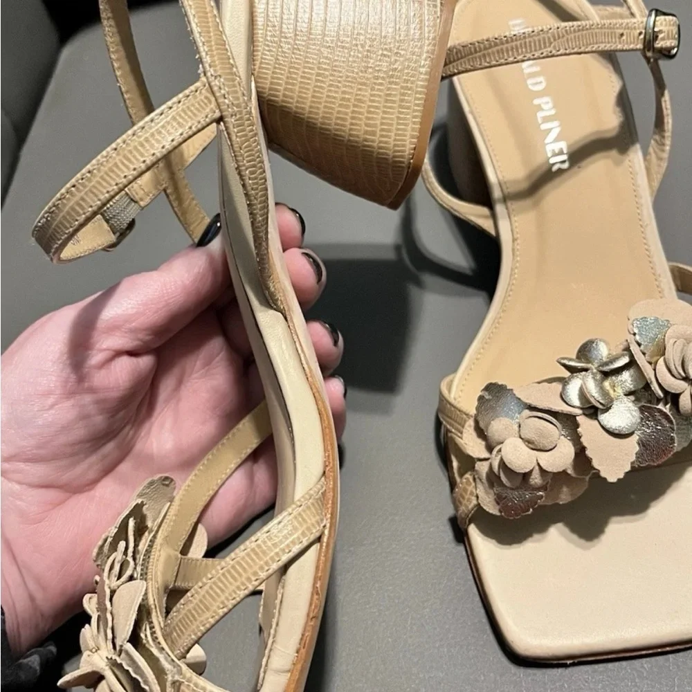 Donald J. Pliner Tan Floral Block Heel Sandals 8 M - Picture 5 of 9
